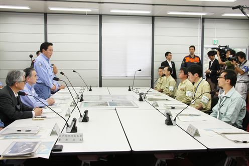 Photograph of the Prime Minister exchanging views with the Vice Governor of Iwate Prefecture and others at the Rikuzentakata City Office tentative government office building