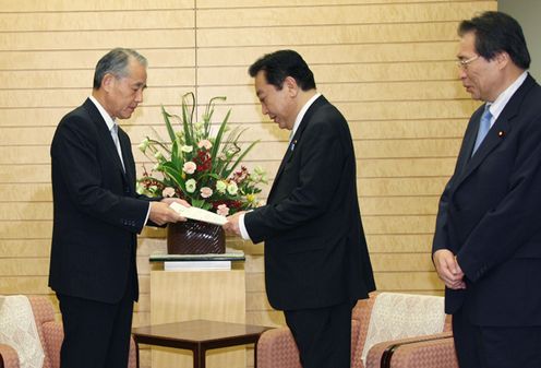 Photograph of the Prime Minister receiving a courtesy call from Chairman of Keizai Doyukai Yasuchika Hasegawa 1