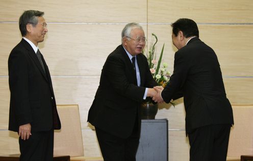 Photograph of the Prime Minister receiving a courtesy call from Chairman of the Nippon Keidanren Hiromasa Yonekura 1