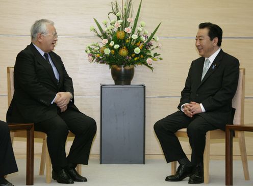 Photograph of the Prime Minister receiving a courtesy call from Chairman of the Nippon Keidanren Hiromasa Yonekura 2