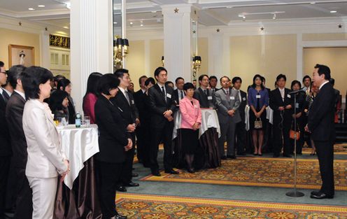 Photograph of Prime Minister Noda delivering an address at a meeting with Japanese staff working at UN agencies