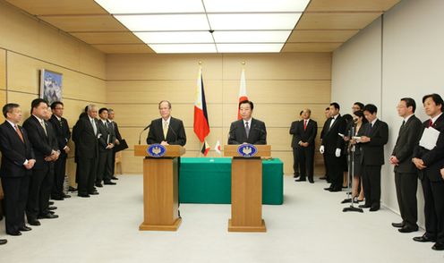 Photograph of the two leaders holding a joint press conference