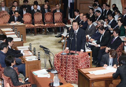 Photograph of the Prime Minister answering questions at the meeting of the Budget Committee of the House of Representatives 1