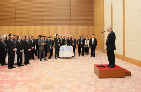 Photograph of President Takashi Onishi delivering an address at the meeting with the members of the Science Council of Japan