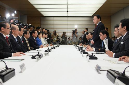 Photograph of the Prime Minister delivering an address at the meeting of the Headquarters for the Reconstruction from the Great East Japan Earthquake 2
