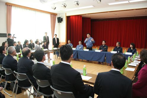 Photograph of the Prime Minister exchanging views with the guardians of kindergarten children 2