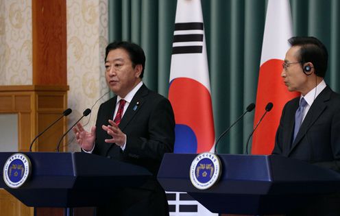 Photograph of the Prime Minister holding a joint press conference