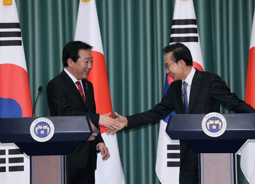 Photograph of the leaders shaking hands after the joint press conference