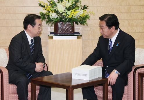 Photograph of the Prime Minister receiving explanation on the audit report from Commissioner Hiroyuki Shigematsu