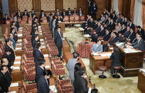 Photograph of the voting for the draft third supplementary budget for FY2011 at the meeting of the Budget Committee of the House of Representatives