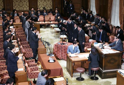Photograph of the Prime Minister bowing after the passage of the draft third supplementary budget for FY2011 at the meeting of the Budget Committee of the House of Representatives