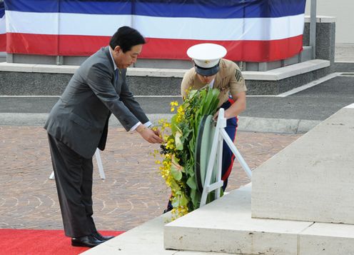 Photograph of Prime Minister Noda offering a flower at the National Memorial Cemetery of the Pacific