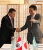 Photograph of Prime Minister Noda shaking hands with President Ollanta Humala Tasso at the Japan-Peru Summit Meeting