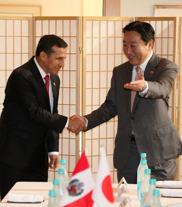 Photograph of Prime Minister Noda shaking hands with President Ollanta Humala Tasso at the Japan-Peru Summit Meeting