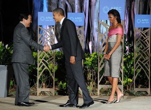 Photograph of Prime Minister Noda being welcomed by President and Mrs. Obama for the leaders' banquet 1