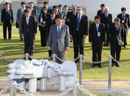 Photograph of Prime Minister Noda paying a visit to the Ehime-maru Memorial