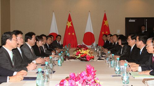 Photograph of Prime Minister Noda holding talks with President Hu Jintao of China