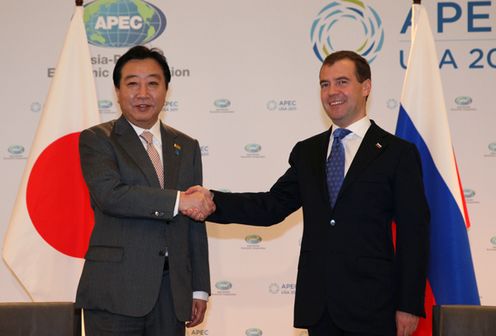 Photograph of Prime Minister Noda shaking hands with President Dmitry Anatolyevich Medvedev at the Japan-Russia Summit Meeting