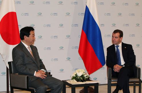 Photograph of Prime Minister Noda holding talks with President Dmitry Anatolyevich Medvedev of Russia