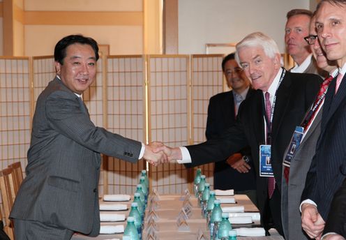 Photograph of Prime Minister Noda shaking hands with President and CEO of the U.S. Chamber of Commerce Thomas J. Donohue