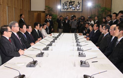 Photograph of the Prime Minister attending the meeting of the Ministerial Committee on Comprehensive Economic Partnerships 1