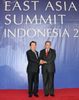 Photograph of Prime Minister Noda being welcomed by President Susilo Bambang Yudhoyono of Indonesia