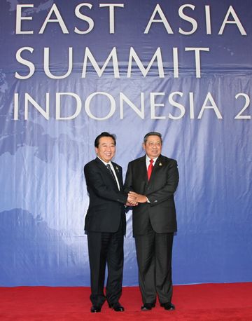 Photograph of Prime Minister Noda being welcomed by President Susilo Bambang Yudhoyono of Indonesia