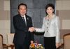 Photograph of Prime Minister Noda shaking hands with Prime Minister Yingluck Shinawatra before the Japan-Thailand Summit Meeting