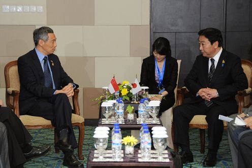 Photograph of Prime Minister Noda holding talks with Prime Minister Lee Hsien Loong of Singapore