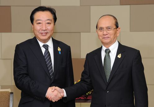 Photograph of Prime Minister Noda shaking hands with President Thein Sein of Myanmar