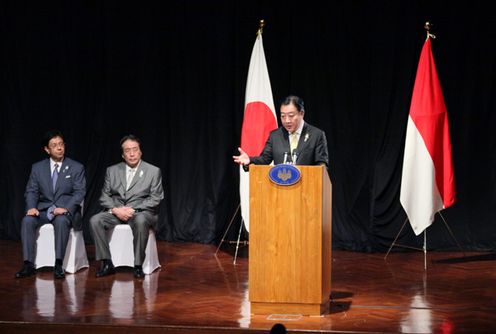 Photograph of Prime Minister Noda speaking at the press conference