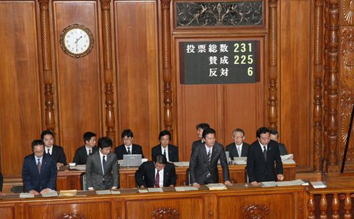 Photograph of the Prime Minister bowing after the passage of the draft third supplementary budget for FY2011 at the plenary session of the House of Councillors