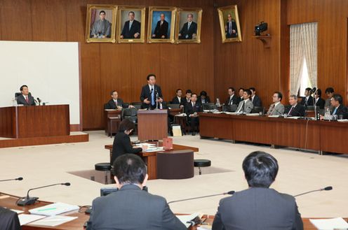 Photograph of the Prime Minister answering questions at the meeting of the House of Representatives Committee on Financial Affairs 1