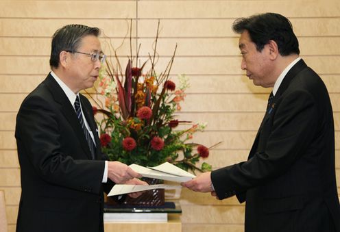 Photograph of the Prime Minister receiving a letter of request from Governor Yuhei Sato of Fukushima Prefecture