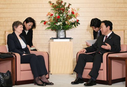 Photograph of Prime Minister Noda receiving a courtesy call from UNDP Administrator Helen Clark