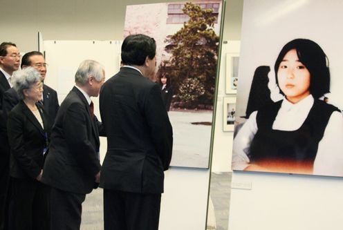 Photograph of the Prime Minister viewing photos with the guidance of Mr. Shigeru Yokota and his wife 2