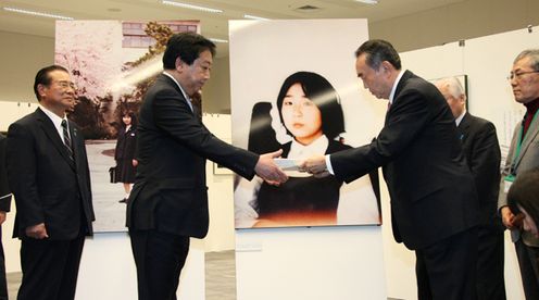 Photograph of the Prime Minister receiving a signature list from Chair of the Parliamentarians' Union Against Abduction Takeo Hiranuma