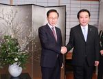 Photograph of Prime Minister Noda welcoming President Lee Myung-bak of the ROK