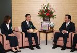 Photograph of the Prime Minister enjoying conversation with Coach Norio Sasaki and others