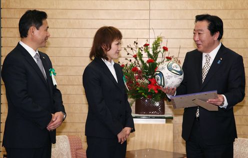 Photograph of the Prime Minister receiving the commemorative gifts from player Karina Maruyama