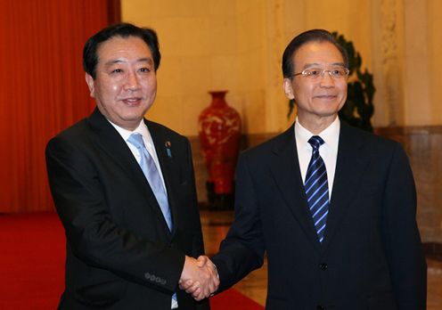 Photograph of Prime Minister Noda being welcomed by Premier Wen Jiabao of China