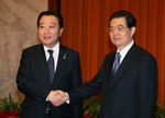 Photograph of Prime Minister Noda shaking hands with President Hu Jintao