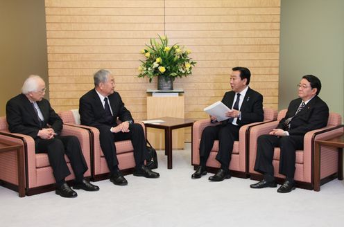 Photograph of the Prime Minister meeting with Chairperson Yotaro Hatamura and others from the Investigation Committee