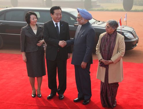 Photograph of Prime Minister and Mrs. Noda being greeted by Prime Minister Manmohan Singh and Mrs. Gursharan Kaur at the welcome ceremony