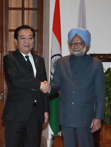 Photograph of Prime Minister Noda shaking hands with Prime Minister Manmohan Singh before the Japan-India Summit Meeting