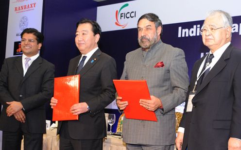 Photograph of Prime Minister Noda receiving the Japan-India Business Leaders Forum Joint Report at the luncheon hosted by three Indian economic organizations
