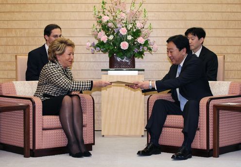 Photograph of Prime Minister Noda receiving a personal letter from the President of Russia conveyed by Chair of the Council of Federation of Russia Valentina Ivanovna Matvienko
