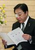 Photograph of the Prime Minister reading a letter of request from the Okuma Town Assembly