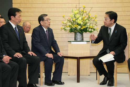 Photograph of the Prime Minister hearing a request from the Okuma Town Assembly