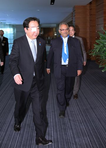 Photograph of Prime Minister Noda heading to the meeting with President of the Democratic Republic of Timor-Leste Jose Ramos-Horta